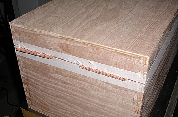Lid cut with spacers